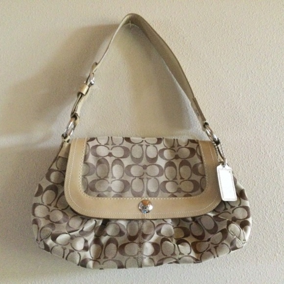 New Coach Signature Handbag - Picture 2 of 5